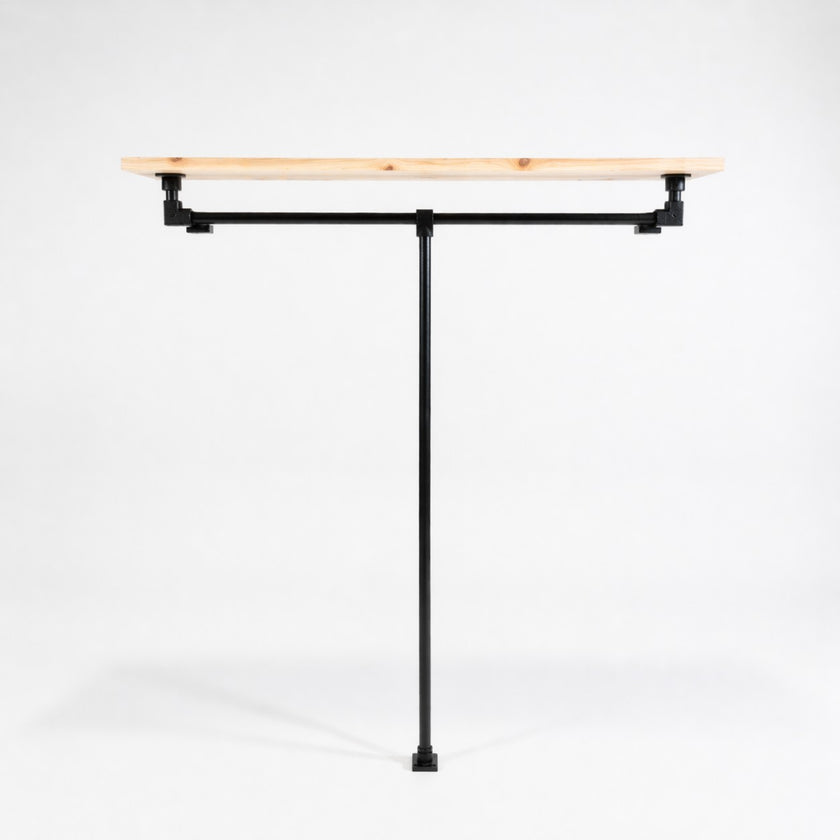 Industriële open kledingkast van zwart staal met legplank in onbehandeld vurenhout op een witte achtergrond.