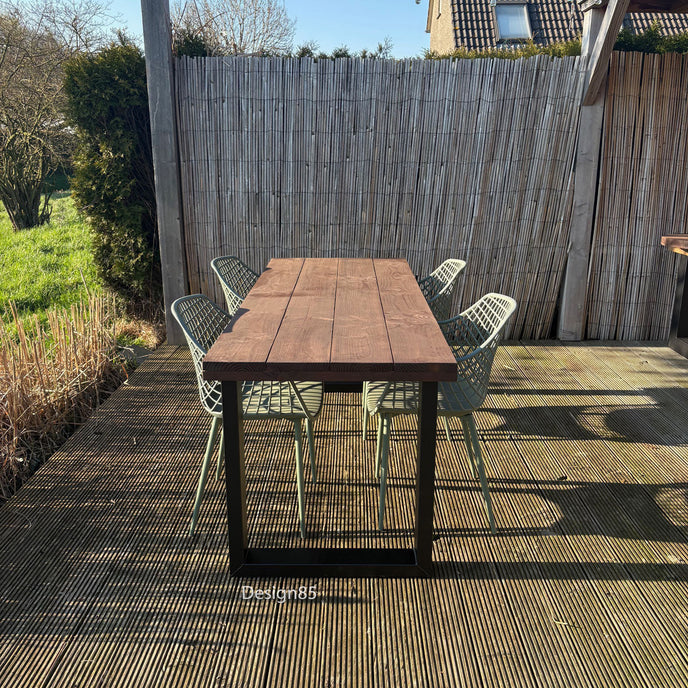 Buitentafel van douglas hout met industrieel stalen frame op houten vlonder