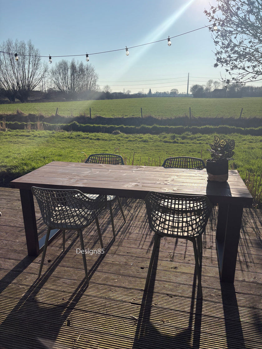 Rechthoekige industriële tuintafel met massief douglas blad en metalen onderstel