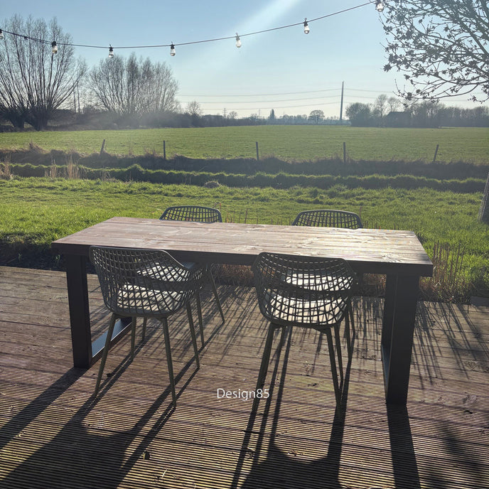 Industriële buitentafel met douglas houten tafelblad en zwart metalen onderstel