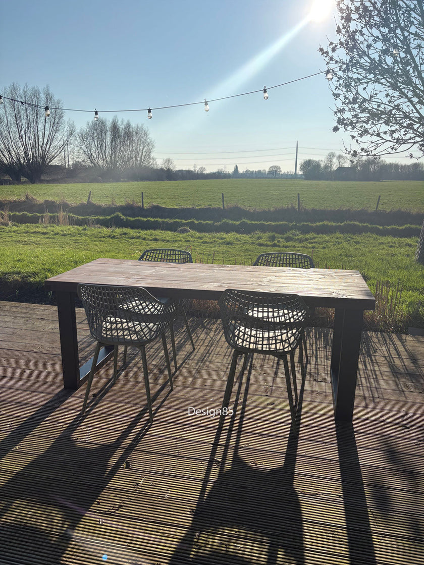 Industriële buitentafel met douglas houten tafelblad en zwart metalen onderstel