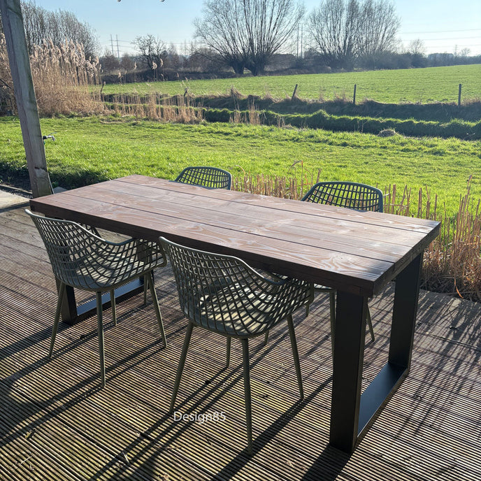 Grote tuintafel van douglas hout met industrieel stalen frame en tuinstoelen