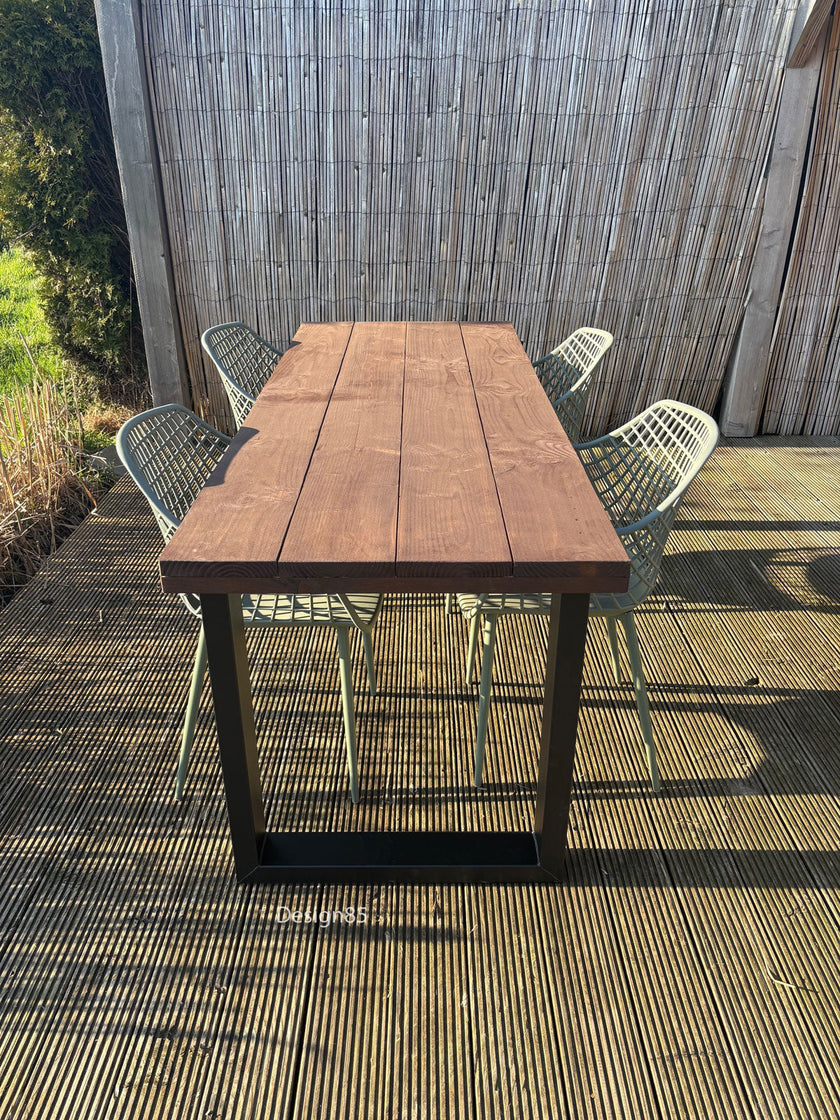 Robuuste industriële tuintafel met douglas houten blad voor buiten