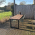 Douglas houten tuintafel met industrieel stalen onderstel in moderne tuin