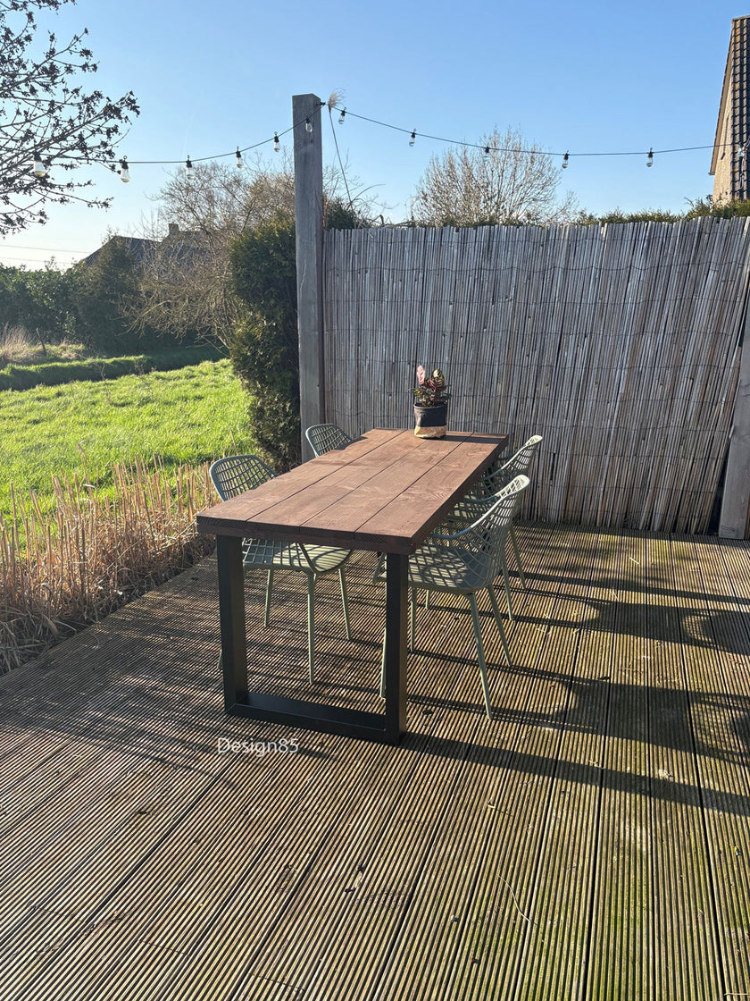 Douglas houten tuintafel met industrieel stalen onderstel in moderne tuin