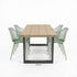Moderne tuintafel van douglas hout met industrieel stalen frame en groene tuinstoelen