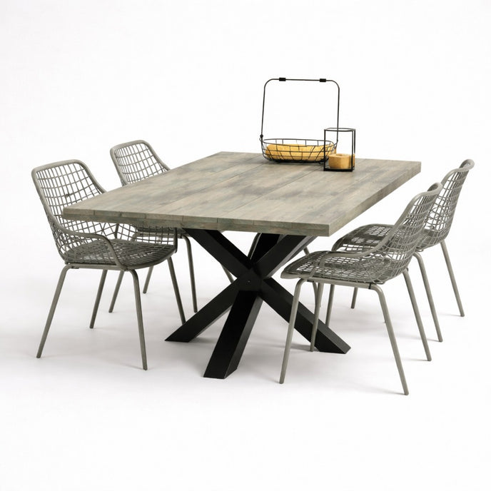 Industriële eettafel met massief douglas blad en zwart metalen matrixpoot op witte achtergrond