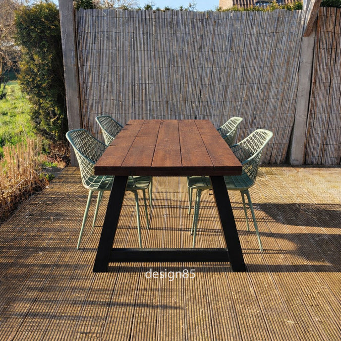Industriële tuintafel met zwart stalen A-poot en Douglas houten blad in zonnige tuinsetting