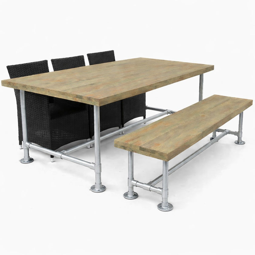 Industriële tuintafel met bijpassende bank van steigerbuizen en hout in fair grey, gecombineerd met zwarte stoelen op een witte achtergrond.