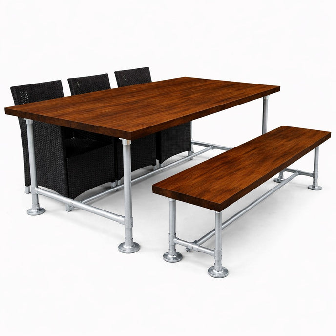 Industriële tuintafel met bijpassende bank van steigerbuizen en hout in warm brown, gecombineerd met zwarte stoelen op een witte achtergrond.