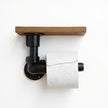 Industriële WC rolhouder Deluxe met bruin gebeitst vurenhouten plankje en zwarte stalen toiletrolhouder – Design85.