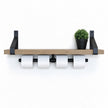 Industriële WC rolhouder Stijlvol met taupe houten plank, zwarte metalen bevestiging en ruimte voor vier toiletrollen.