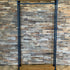 Vrijstaande Kapstok Staand Kledinghanger van Design85 met houten bovenplank, kledingroede en onderste plank voor extra opbergruimte.