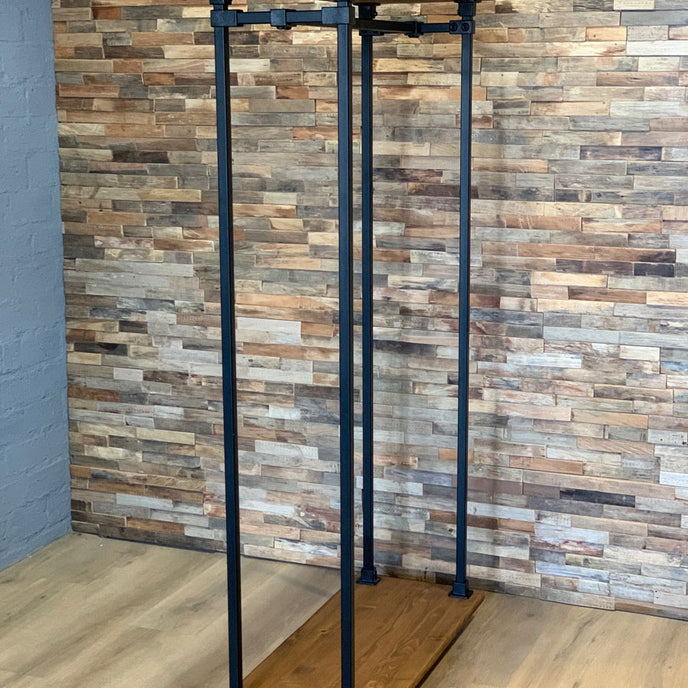 Kapstok Staand Kledinghanger met industrieel zwart metalen frame, vurenhouten planken en ruimte voor jassen, kleding en accessoires.