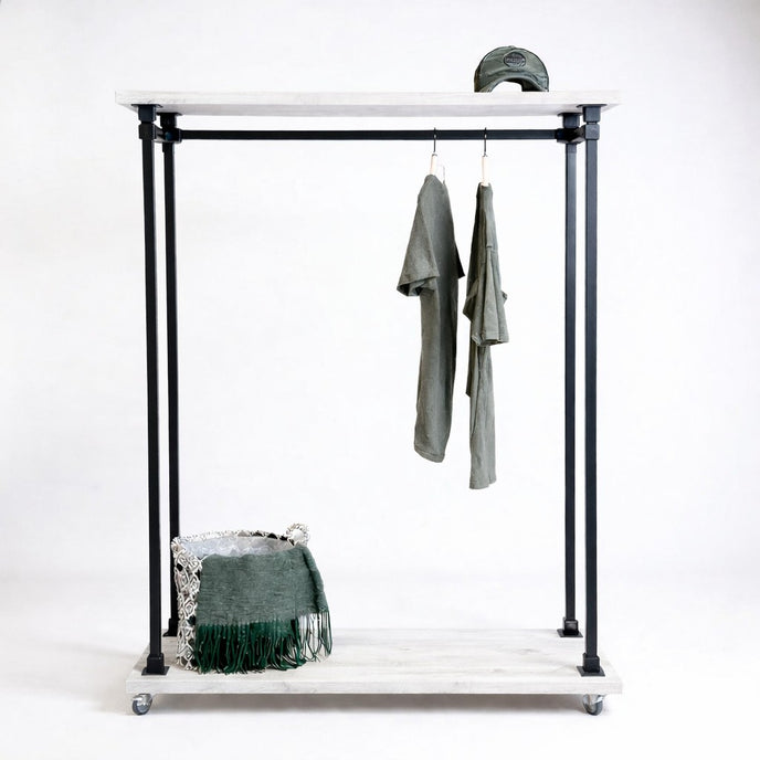 Kapstok Staand Kledinghanger met wit gebeitste vurenhouten planken, zwart stalen frame, kledingroede en verrijdbaar onderstel.