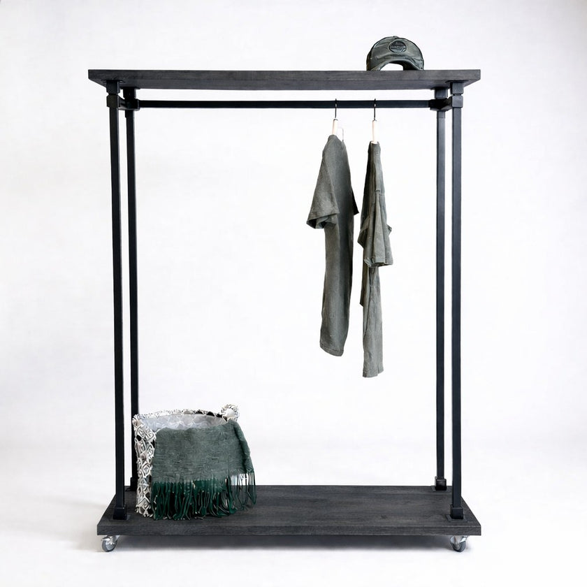 Kapstok Staand Kledinghanger met zwart afgewerkte vurenhouten planken, zwarte stalen kokers en praktische opbergruimte voor kleding.