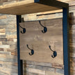 Moderne hal kapstok met zitbank, zwarte metalen frame en houten panelen