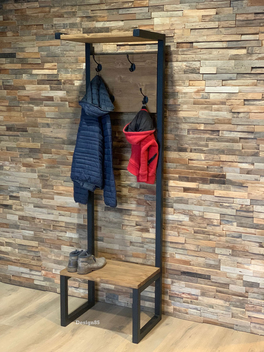kapstok staand modern met een blauwe en rode jas aan de kapstok met een schoenenplank.