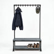 Kapstok zwart staand met zwart gebeitste vurenhouten planken, industrieel buizenframe, zitbank en onderste plank voor schoenen.