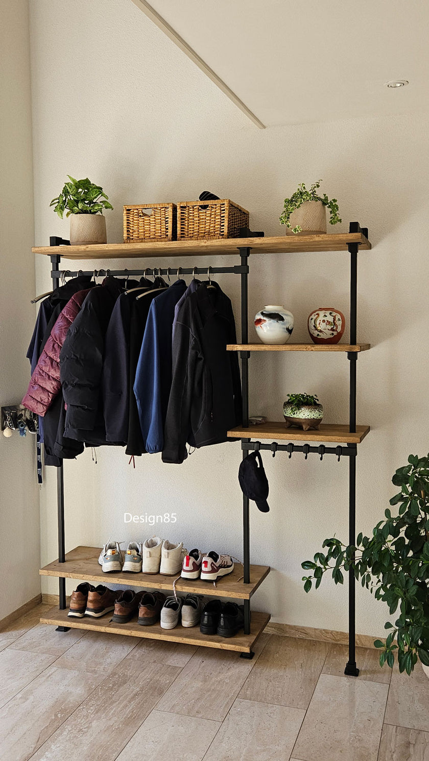 kapstok van zwart metaal met houten planken, kledingroede en schoenenrek in een moderne hal.