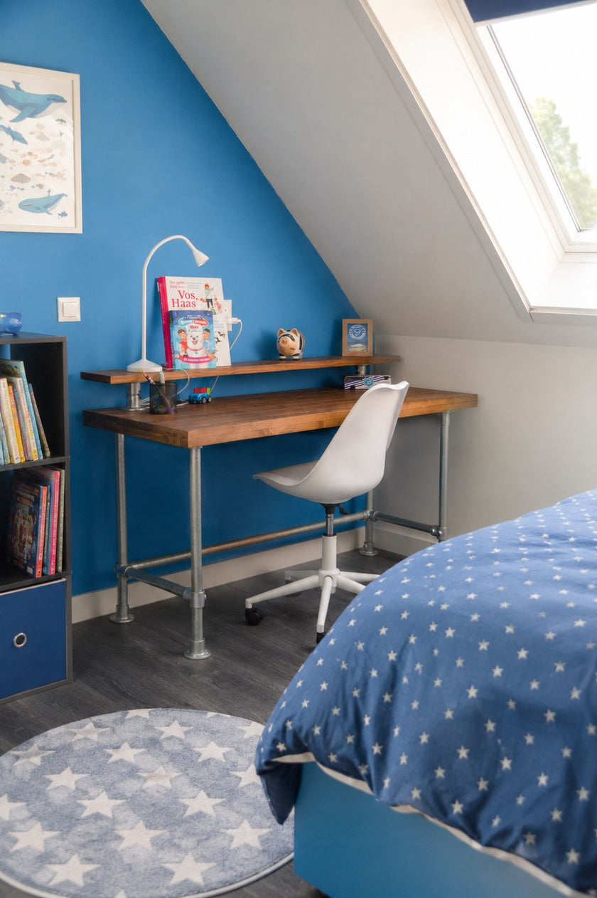 kinderbureau speels in een kinderkamer met een mooie blauwe muur.