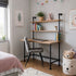kinderbureau zwart in een mooie kinderkamer met een vurenhouten blad in de kleur bruin.