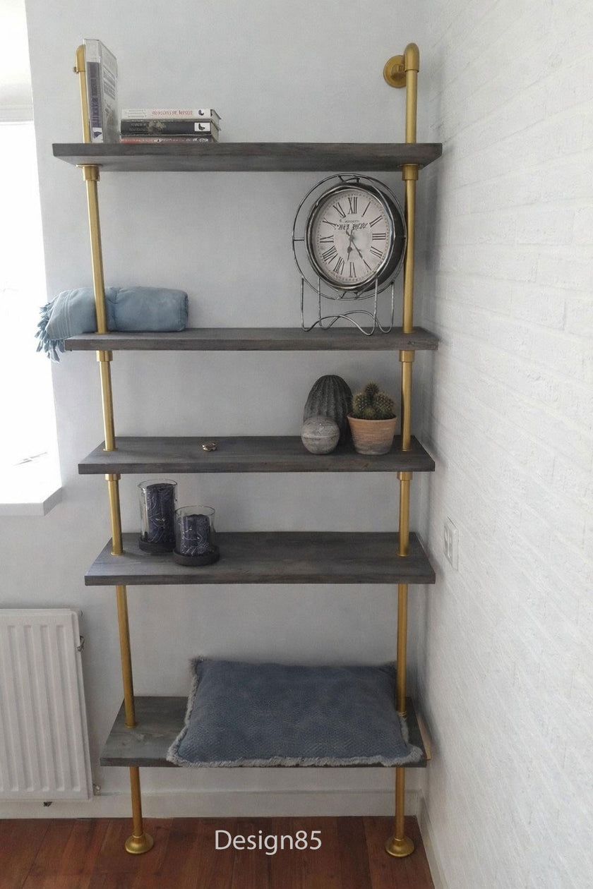 Design85 kledingrek met houten planken gebruikt als decoratief meubel in een stijlvol interieur