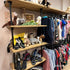 Industrieel kledingrek muur met legplanken en hanggedeelte gevuld met kinderkleding