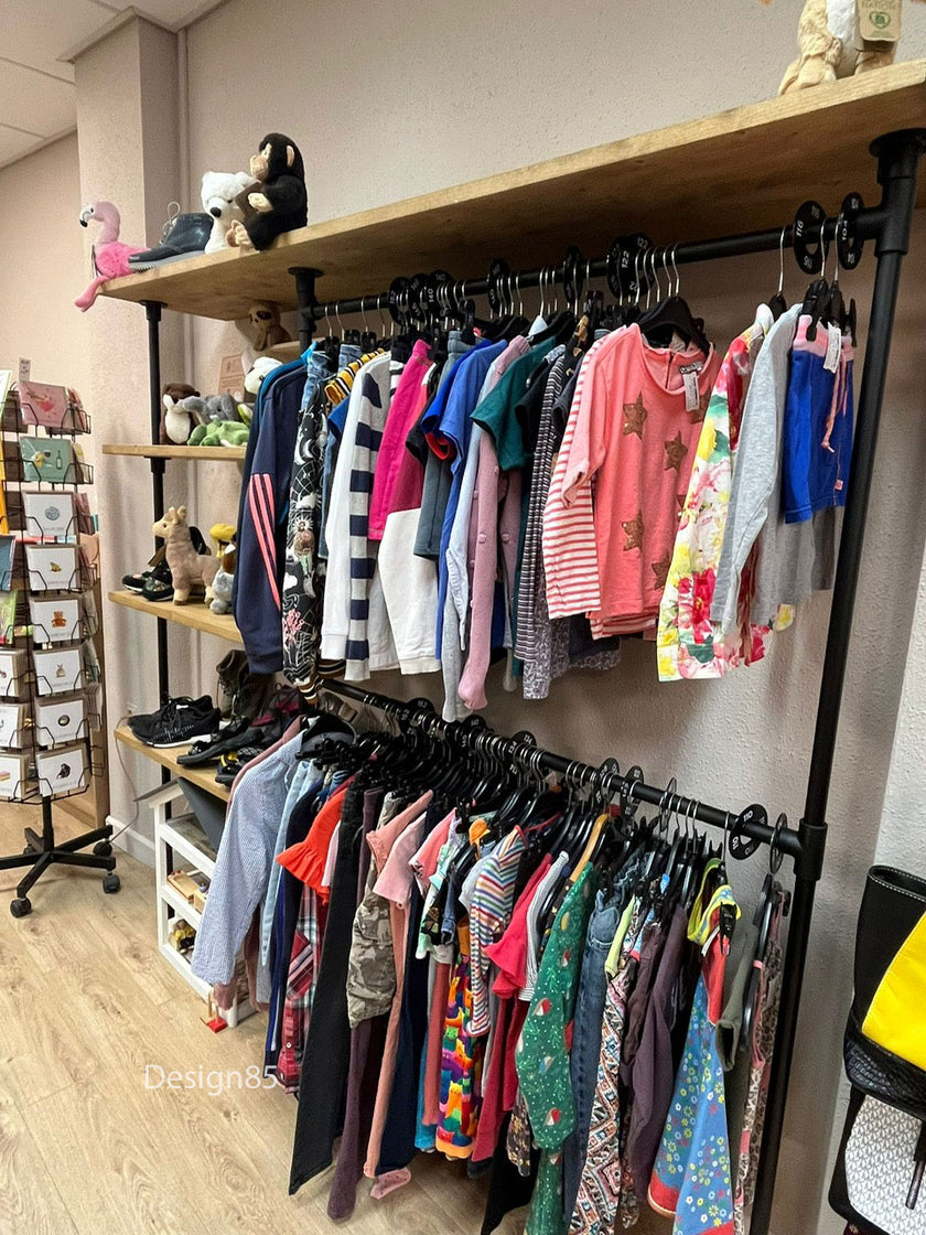 Kledingrek muur van zwart staal en hout met opbergrekken en kledingstangen voor kinderen