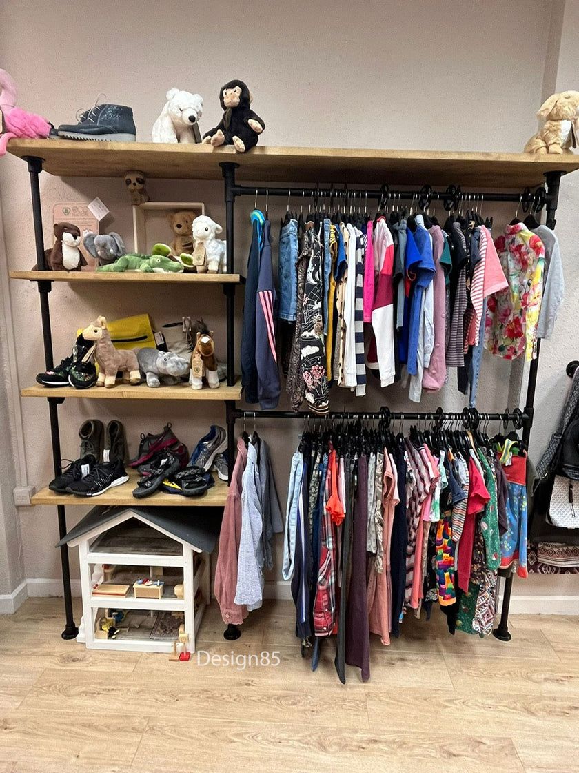 Stevig kledingrek muur industrieel design met planken, kledingroedes en speelgoedopslag