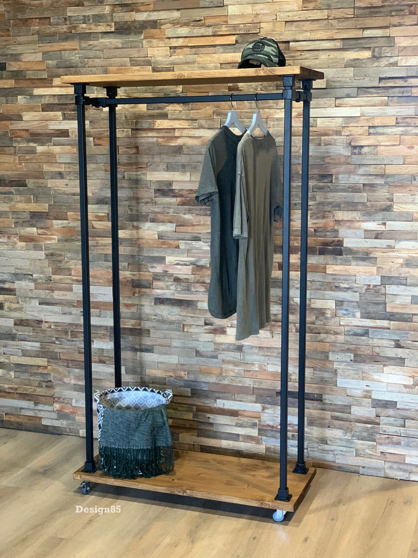 Industrieel kledingrek op wielen Display van Design85 met zwart stalen frame en houten planken.