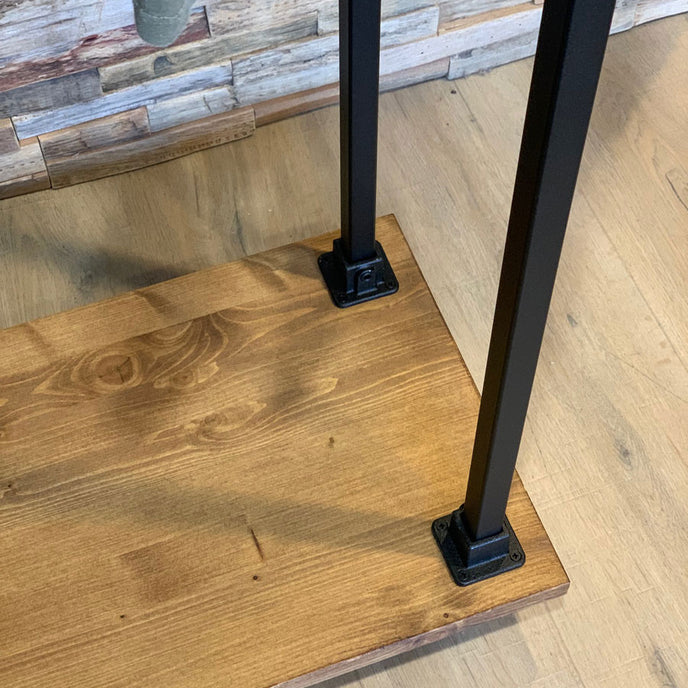Stoer industrieel kledingrek op wielen van hout en staal voor kleding, jassen en accessoires.