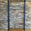 Kledingrek Display van Design85 met houten legplanken, zwarte stalen buizen en vier zwenkwielen.