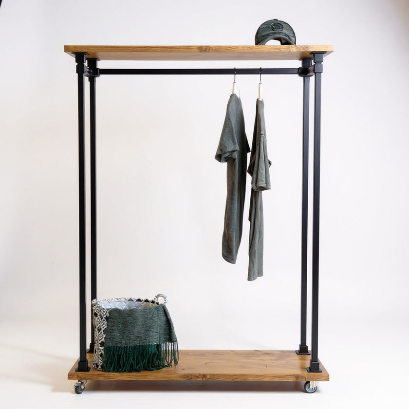 Kledingrek Wielen Display bruin met houten planken en zwart metalen frame op witte achtergrond.