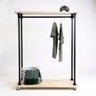 Kledingrek Wielen Display onbehandeld met naturel houten planken en zwart stalen frame op witte achtergrond.