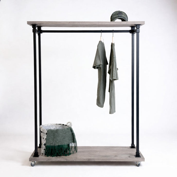 Kledingrek Wielen Display taupe met taupekleurige houten planken en zwart stalen frame op witte achtergrond.