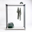 Kledingrek Wielen Display wit met witte houten planken en zwart stalen frame op witte achtergrond.
