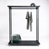 Kledingrek Wielen Display zwart met zwarte houten planken en metalen frame op witte achtergrond.