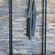 Kledingrek wielen Garderobe van Design85 met zwarte steigerbuizen en houten legplanken.