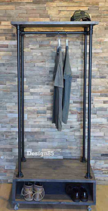 Kledingrek wielen Garderobe van Design85 met zwarte steigerbuizen en houten legplanken.