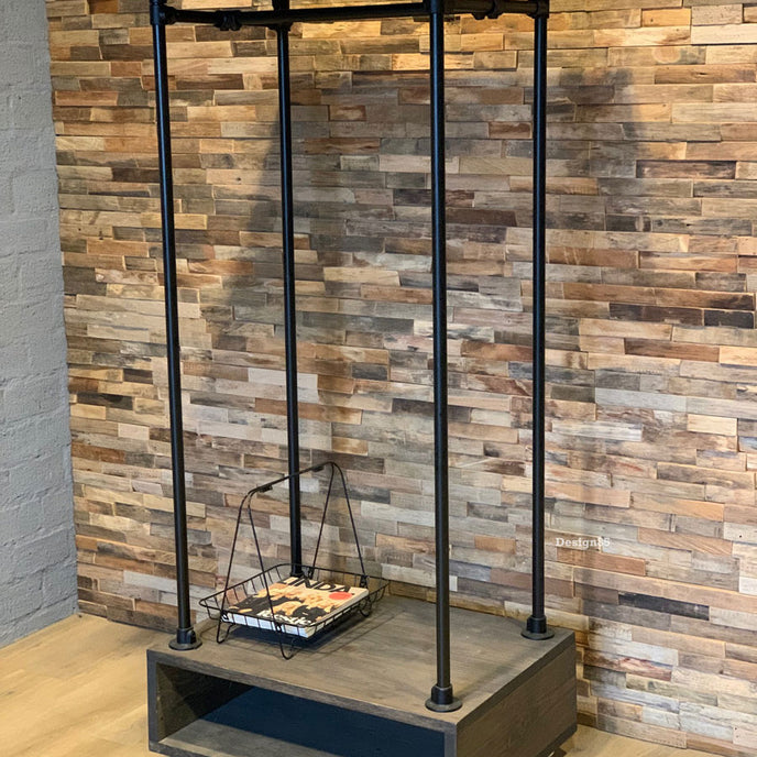 Vrijstaand industrieel kledingrek van Design85 met stevig buizenframe en houten schoenenrek.