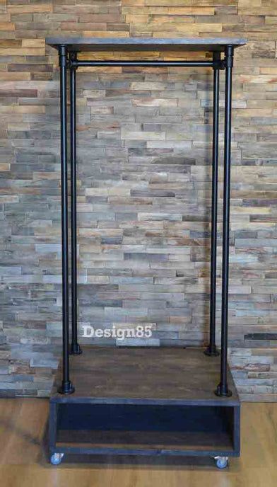 Kledingrek wielen Garderobe met robuust houten schoenenrek en zwart metalen buizenframe.