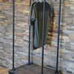 Kledingrek wielen Garderobe met houten bovenplank, hanggedeelte en open schoenenopslag.