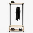 Kledingrek wielen Garderobe met onbehandeld hout, zwarte steigerbuizen, kledingstang en schoenenrek op wielen.