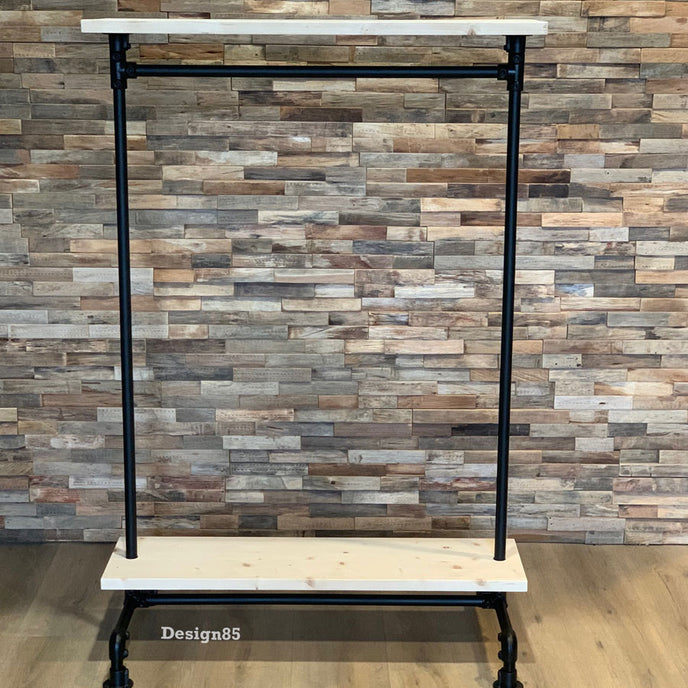 Kledingrek wielen planken van Design85 met witte houten planken, zwarte steigerbuizen en ruimte voor kleding en accessoires.