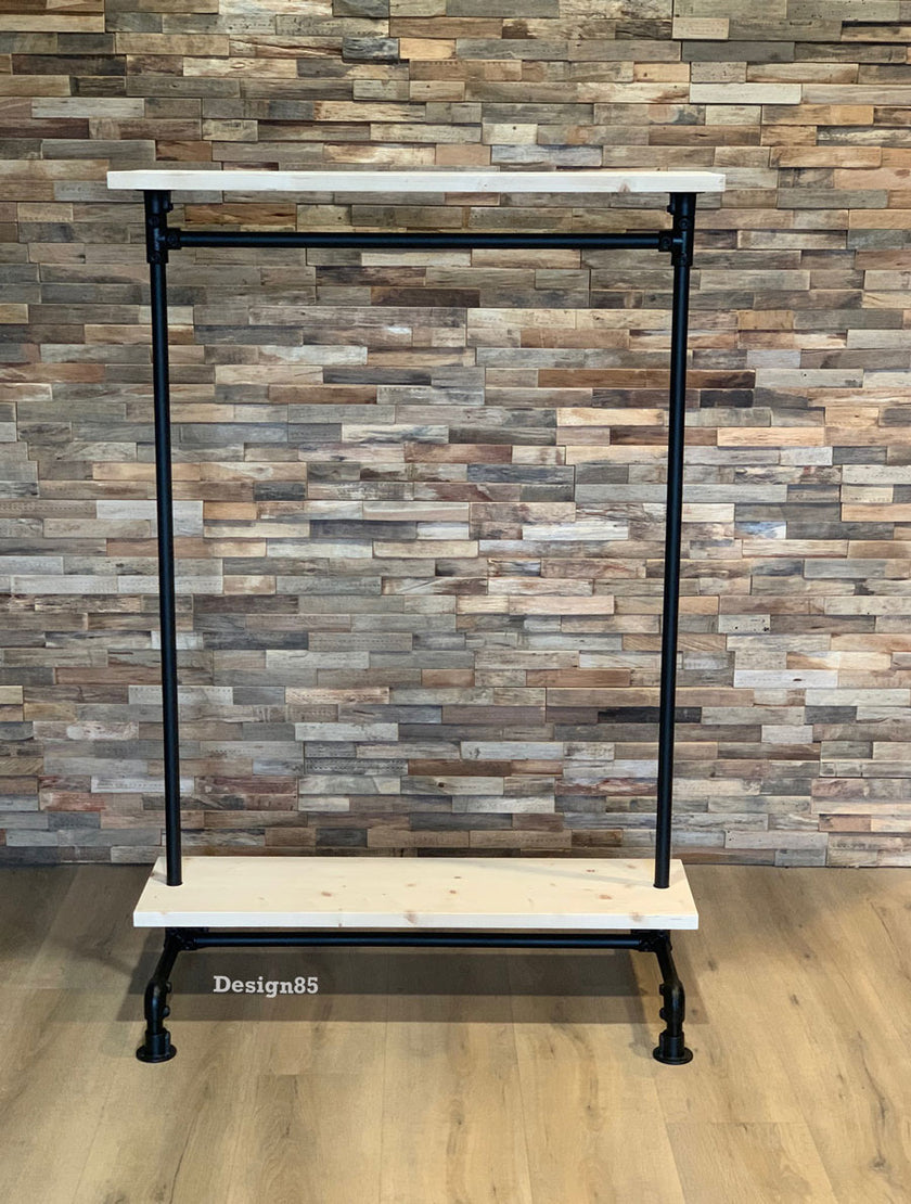 Kledingrek wielen planken van Design85 met witte houten planken, zwarte steigerbuizen en ruimte voor kleding en accessoires.