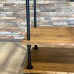 Kledingrek wielen presentatie met houten onderplanken, zwarte buizen en vier zwenkwielen.