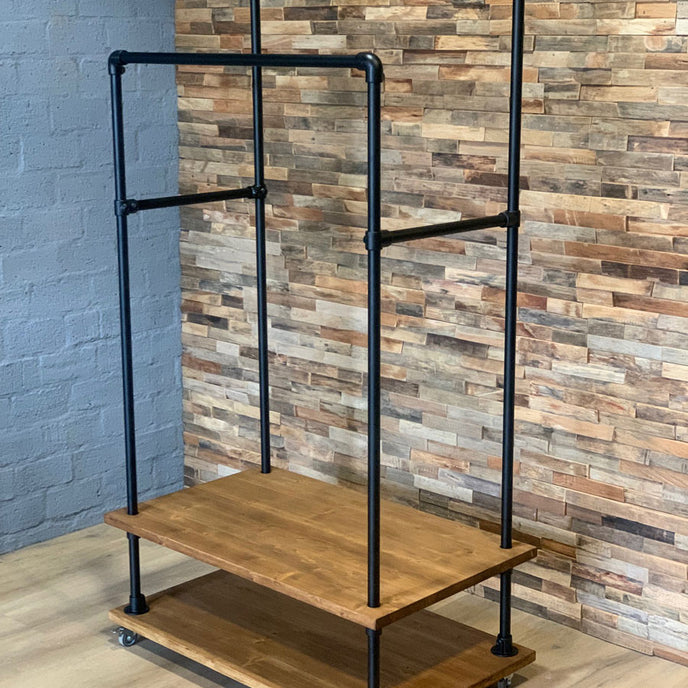 Stoer kledingrek op wielen van Design85 met ruimte voor kleding, schoenen en accessoires.