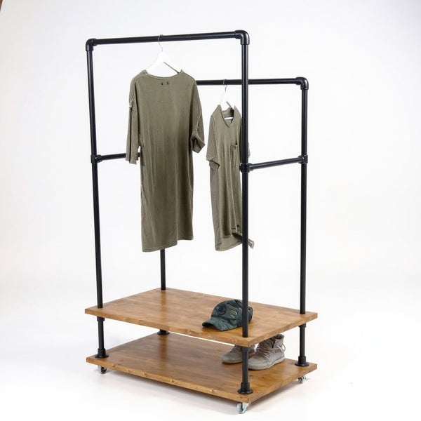 Kledingrek wielen presentatie met bruine houten planken, zwarte steigerbuizen en dubbele kledingstang.