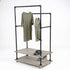 Verrijdbaar kledingrek met taupe houten planken, zwarte steigerbuizen en ruimte voor kleding en accessoires.